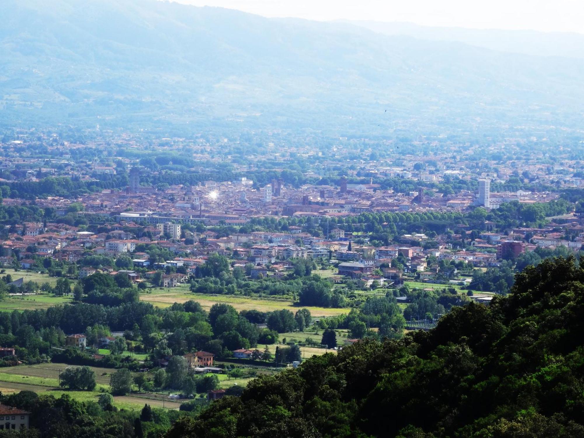 Villetta Farfallina "The Unique Property In The World With An Openable Roof" Lucca Exteriör bild